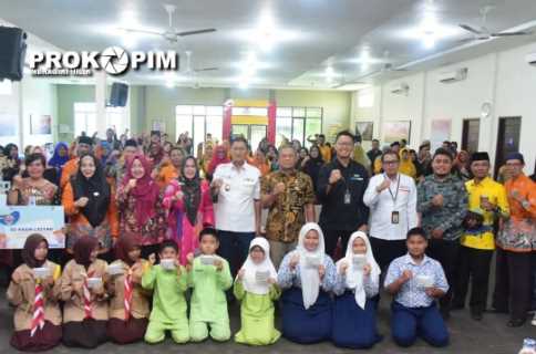 Wabup Inhil Serahkan Buku Rekening Pelajar Tingkat SMA, SMP dan SD Se-Inhil