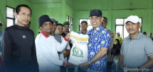 Pj. Bupati Inhil Herman Salurkan Secara Simbolis Bantuan Cadangan Beras Pemerintah di Desa Tanah Merah