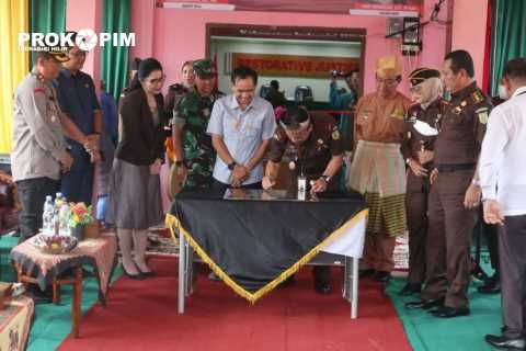 Kepala Desa Se-Kecamatan Tembilahan Hulu Saksikan, Bupati HM. Wardan Dampingi Kajati Riau Resmikan Rumah Restorative Justice