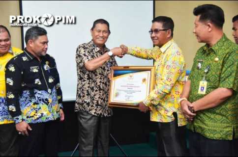 Wabup Inhil Pimpin Rapat Evaluasi TA 2023 dan Serahkan Piagam Penghargaan 