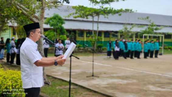 Ketua DPRD Inhil Dr. H. Ferryandi, ST., MT, MM Pimpin Upacara  HUT PGRI di SMKN 2 Tembilahan