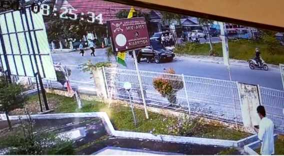 Terekam CCTV, Laka Lantas di Jalan M Boya Tembilahan, Sepeda Motor Remuk Tergilas