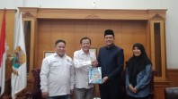 Ketua DPRD Jambi Terima Laporan Kinerja 2024 dari Komisi Informasi