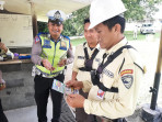 Sembari Patroli, Personil Subdit Gakkum Ditlantas Polda Riau Giat Cooling System Guna Sukseskan Pemilu 2024
