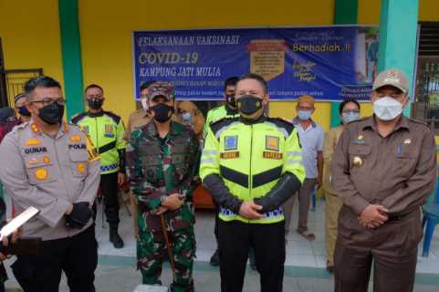 Dengan Bersepeda Motor, Kapolda Bersama Danrem 031/WB Tinjau Pos PPKM Dan Pelaksanaan Vaksinasi Di Kerinci Kanan Siak