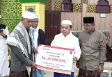 Gubernur Al Haris Safari Subuh Di Masjid Al-Muttaqin, Sekaligus Beri Bantuan Santunan Ke Anak Yatim
