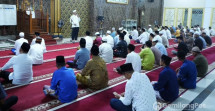 Laksanakan Sholat Taraweh Berjamaah, Pj Bupati Inhil Sampaikan Pesan di Bulan Suci Ramadhan Perbanyak Amaliyah