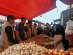 Sidak Pasar Angso Duo, Sekda Sudirman Jamin Sembako Cukup dan Terjangkau Jelang Ramadan
