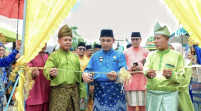 Pj Bupati Herman Lepas Pawai Ta'aruf dan Buka Stand Bazar MTQ Ke-28 Tingkat Kecamatan Gaung