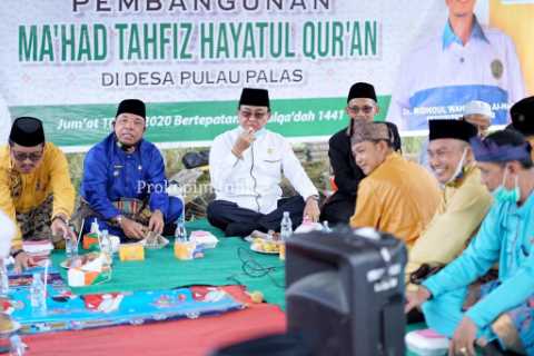 Bupati HM.Wardan Sumbang 1000 Batang Kayu Bakau Pembangunan Pondok Tahfiz Hayatul Qur'an