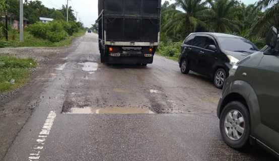Jalan Siak Menuju Bungaraya Dibenahi