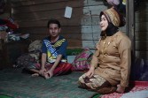 Hj. Hesti Haris Serahkan Kursi Roda dan Dampingi Terapi Pengobatan Warga