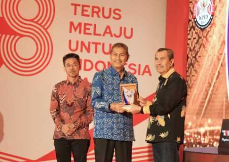 Wabup Inhil Terima Penghargaan Gemilang Fm Sebagai LPPL Terbaik se-Provinsi Riau 