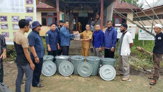 Komisi Dua Bagikan Budikdamber pada Warga