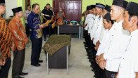Ketua RT/RW Se- Desa Pulau Palas Tembilahan Hulu Resmi Di Lantik Pj. Bupati Herman