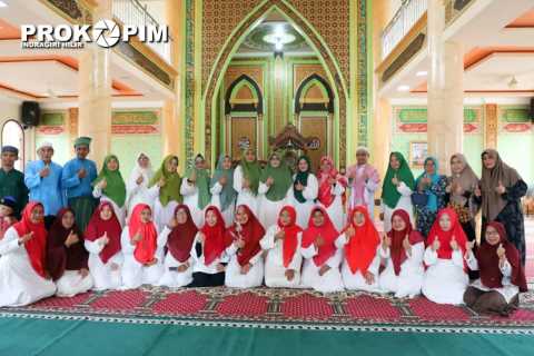 Ketua MNU Inhil Kukuhkan Pengurus Majlis Taklim dan Yasinan Darul Al-Mukhlisin 