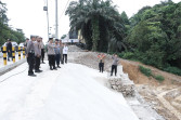 Polres Inhil Cek Pembangunan Turap Jalan  Longsor di lintas Sumatra