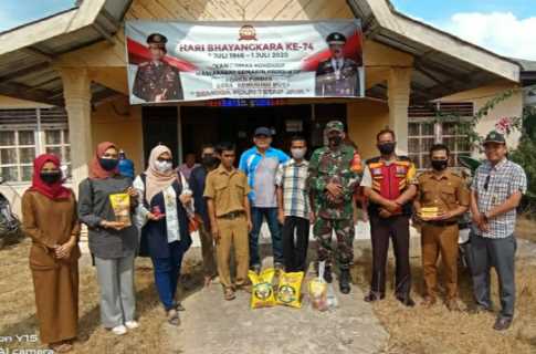 Bhabinkamtibmas: 215 KK Warga Desa Kemuning Muda Terima Bantuan Sembako ADD