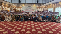 376 Komitmen Pendidikan: Al Haris Serahkan Bantuan Beasiswa Dumisake ke 376 Ratusan Mahasiswa
