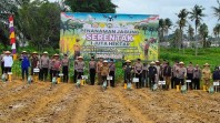 Gubernur Jambi Al Haris Bersama Kapolda Terlibat dalam Program Tanam Jagung 1 Juta Hektar