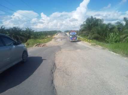 Jalan Lintas Provinsi Riau Penghubung 3 Kabupaten di Wilayah Siak Rusak Parah