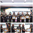 Wakajati Riau Berikan Piagam Penghargaan Kejari Terbaik Pada RAKERDA Kejati Riau