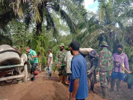 Sinergi Antara TNI Dan Rakyat Saling Bahu Membahu Dalam Membangun