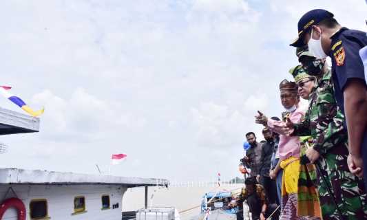 Bupati Inhil Lepas Eskpor Kelapa Perdana ke Malaysia Melalui Pelabuhan Indragiri Parit 21