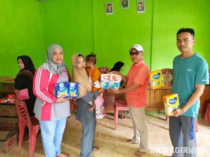 Pemdes Talang Jangkang Salurkan Susu untuk 105 Balita Untuk Cegah Sunting