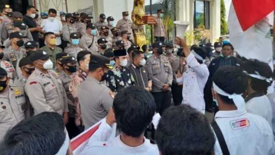 Terima Unjuk Rasa, Ketua DPRD Edi Purwanto: Kami Terus Bekerja, Kami Tidak Tidur