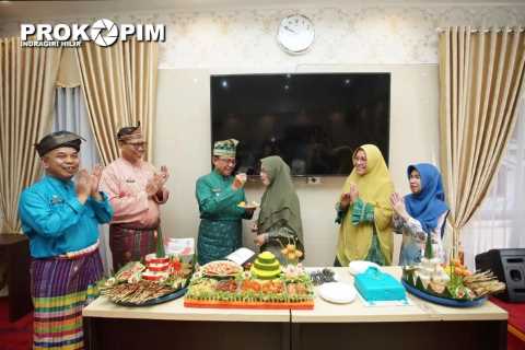 Momen Milad Ketua TP PKK Inhil Terima Tumpeng dari Bupati Wardan