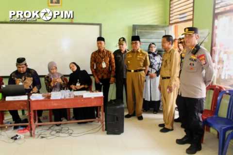 Bupati Inhil Tinjau Langsung Proses E – Voting Pilkades Serentak 2023 di Desa Pekan Kamis