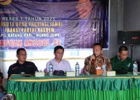 Reses di Muara Bulian, Anggota DPRD Provinsi Sapuan Ansory Diskusi Dengan Awak Media