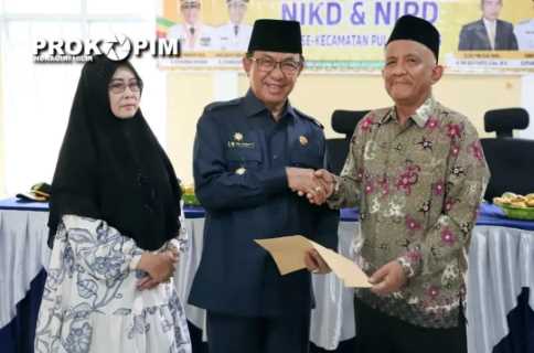 Bupati Wardan Serahkan NIPD dan NIKD kepada Kepala Desa dan Perangkat Desa se-Kecamatan Pulau Burung