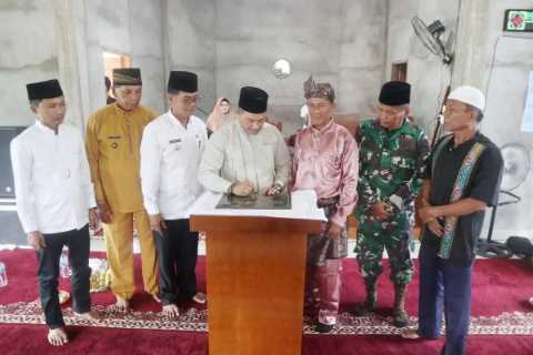 Bupati Inhil Hadiri Peringatan Maulid Nabi Muhammad dan Resmikan Masjid Fastabiqul Khairat Desa Mumpa