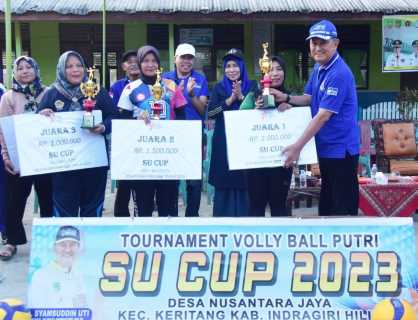 Wabup Inhil Serahkan Piala dan Hadiah Kepada Juara 1 Turnament Volly Ball Putri 