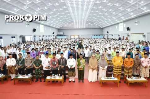Bupati Wardan Lakukan Wisuda Akbar Santri se-Inhil