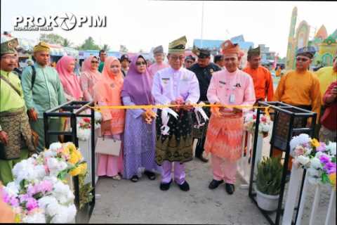 Bupati Inhil Lepas Pawai Ta\'aruf Dan Buka Stand Bazar MTQ Tingkat Kecamatan Kateman 