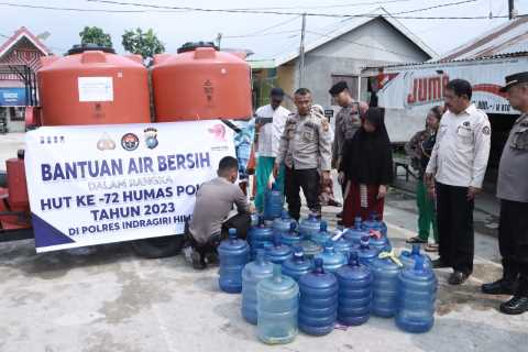 Kemarau Panjang, Warga Terima Bantuan Air Bersih dari Polres Inhil 