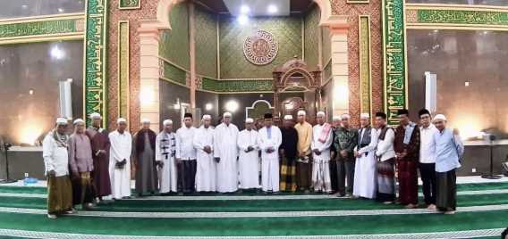 Bupati Wardan Jadi Khatib Sholat Jum\'at di Masjid Besar Jami Pulau Kijang