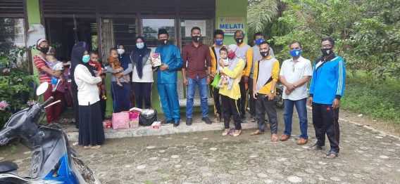 Pemdes Limau Manis Bagikan Vitamin Kepada Balita dan Ibu Hamil
