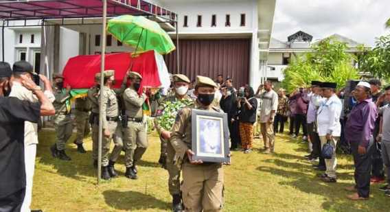 Wabup H.Syamsuddin Uti Pimpin Upacara Pelepasan Jenazah Almarhum Sekcam Kuindra