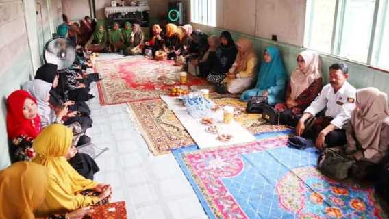 Ketua TP-PKK Hj. Zulaikhah Ta\'ziah ke Rumah Almarhum Sekcam Kuindra