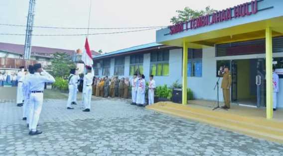 Pimpin Upacara Pagi Senin di SMA Negeri 1 Tembilahan Hulu, Wabup H.Syamsuddin Uti, Himbauan Siswa/i Jauhi Narkoba. 