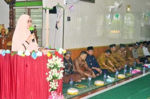 Ketua TP PKK Sekaligus Ketua Muslimat NU Inhil Hj. Zulaikhah Wardan Hadiri Maulid Nabi di Desa Pasar Kembang