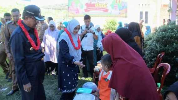 Bunda Paud Hj. Zulaikhah Wardan Kunjungi “Market Day Bina Insani” (Madani) PC Himpaudi Kecamatan Keritang