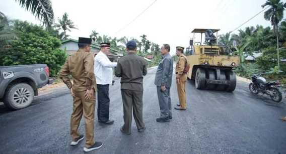 Bupati Inhil Drs HM Wardan Tinjau Pengerjaan Pengaspalan Jalan Provinsi KM 8 Sungai Gergaji. 