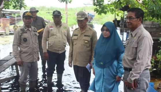 Salurkan Bantuan Korban Banjir Kuala Sebatu, Bupati Inhil H. Muhammad Wardan Pantau Langsung Kondisi Warga 