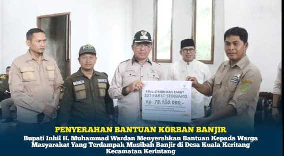 Bupati Indragiri Hilir menyerahkan bantuan kepada korban banjir yang terjadi di Desa Kuala Keritang Kecamatan Keritang
