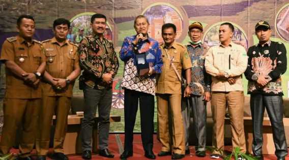 Wakil Bupati H.Syamsuddin Uti Terima Penghargaan dari KLHK-RI atas  Keberhasilan Laksanakan Program SMPEI